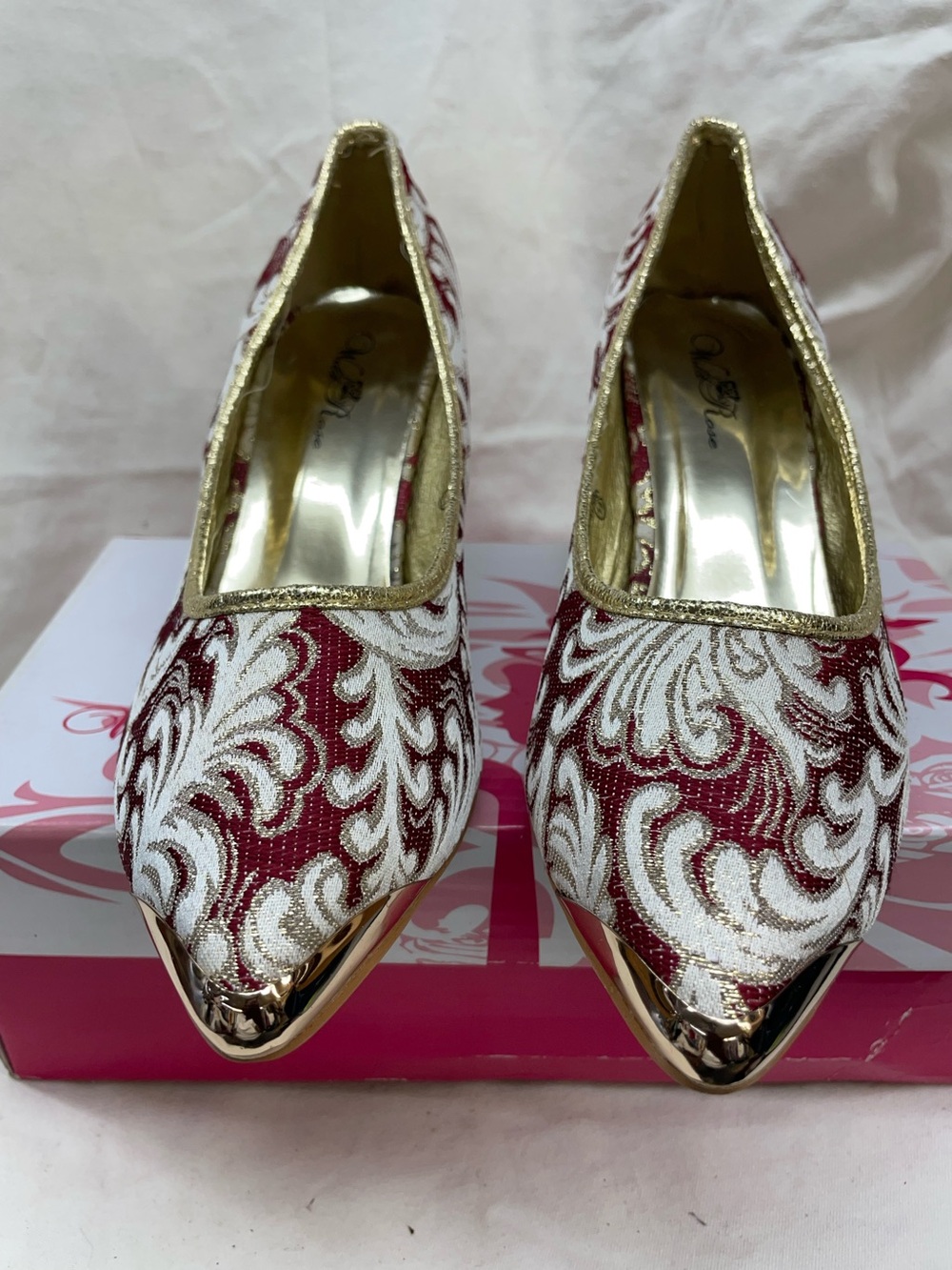 NEW!!! Wild rose Red and Cream Brocade with gold Toe Heels with Gold Trim sz 11